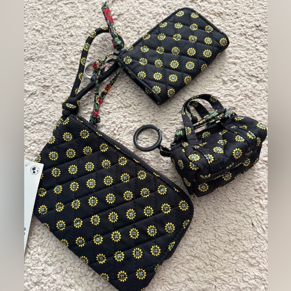 NWT Vera Bradley UO Exclusive Black & Yellow Floral Quilted Wristlet - Picture 3 of 3